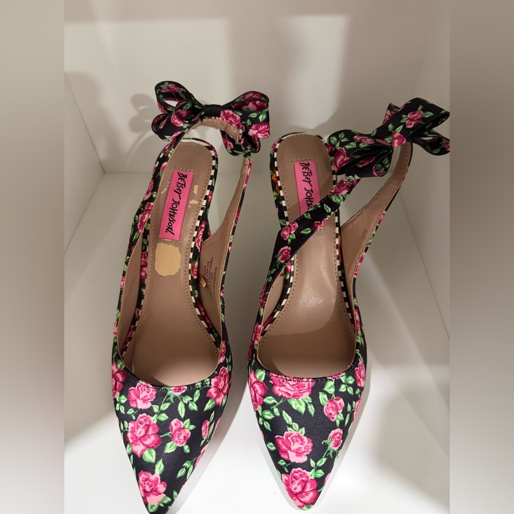 Betsey Johnson black w/ pink roses sling back pointy toe pumps w/ bows (4” heel) - Picture 3 of 11